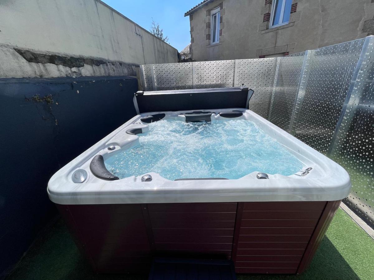 L'hostellerie de Sèvremont Saint-Michel-Mont-Mercure Esterno foto